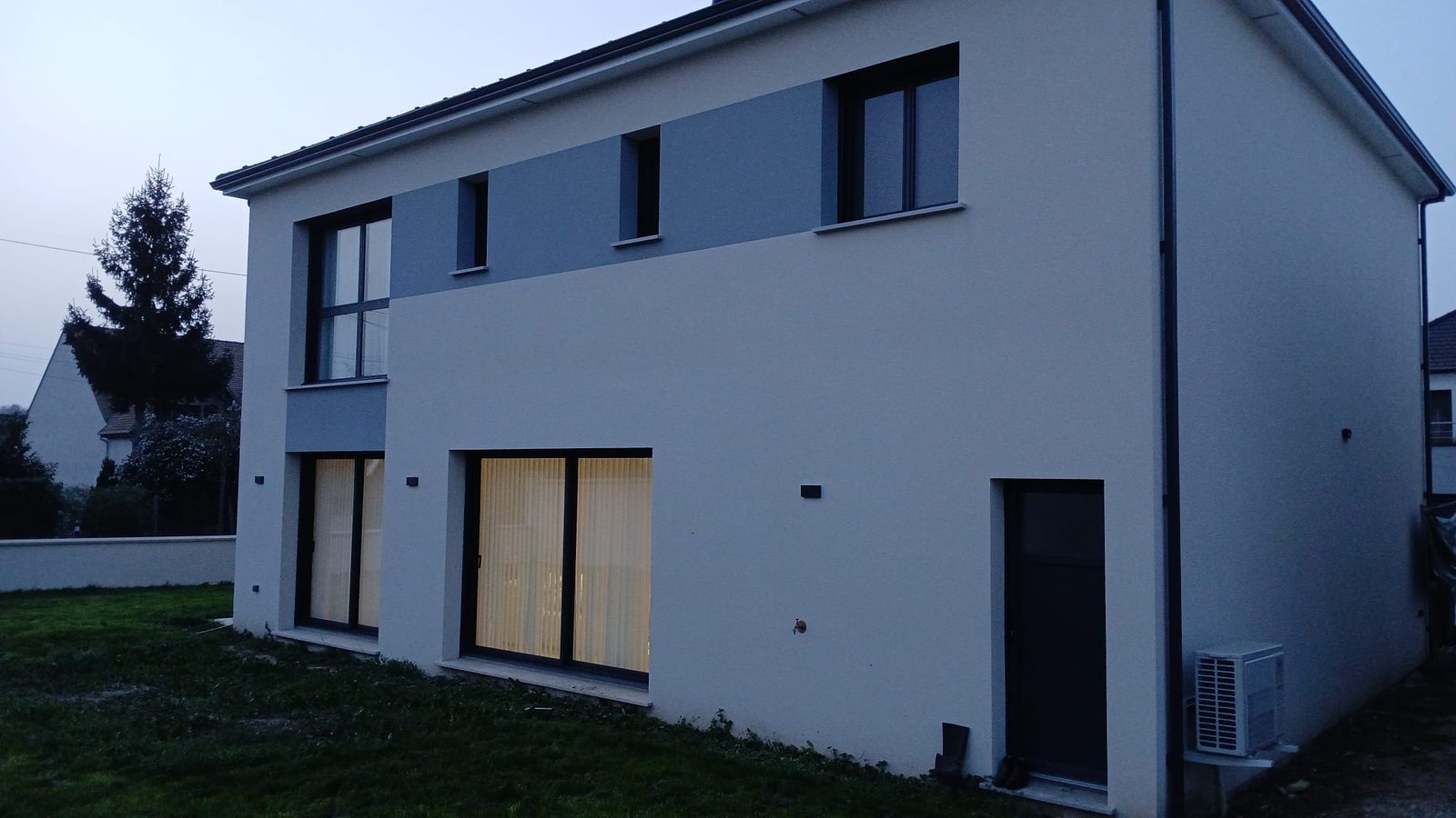 Façade moderne d'une maison rénovée par Construction Provite Renovation