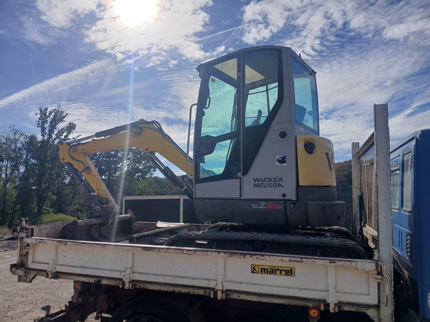 Mini-pelle sur camion pour travaux de démolition