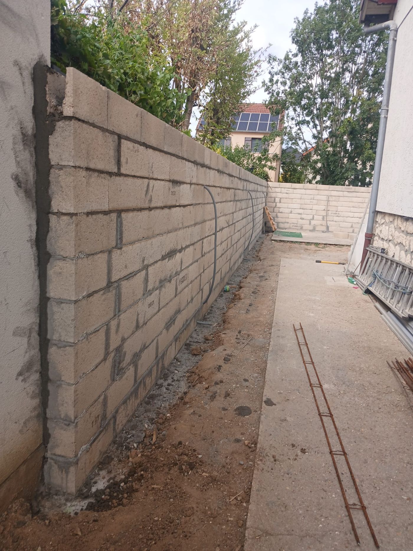 Mur de clôture — angle