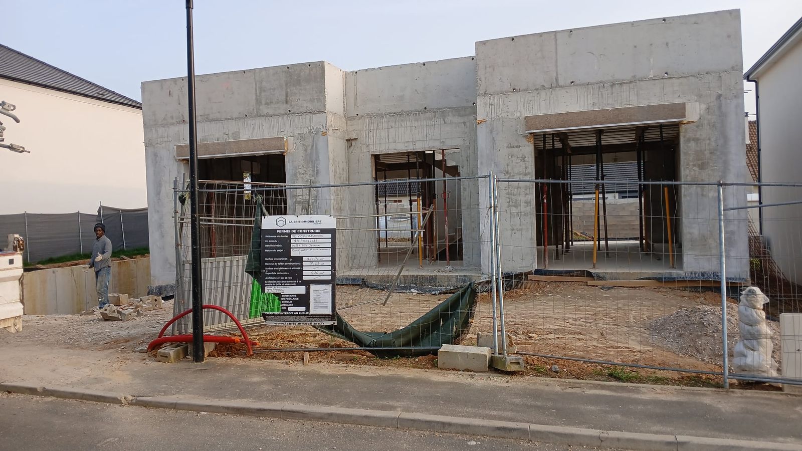Structure béton — vue sur rue