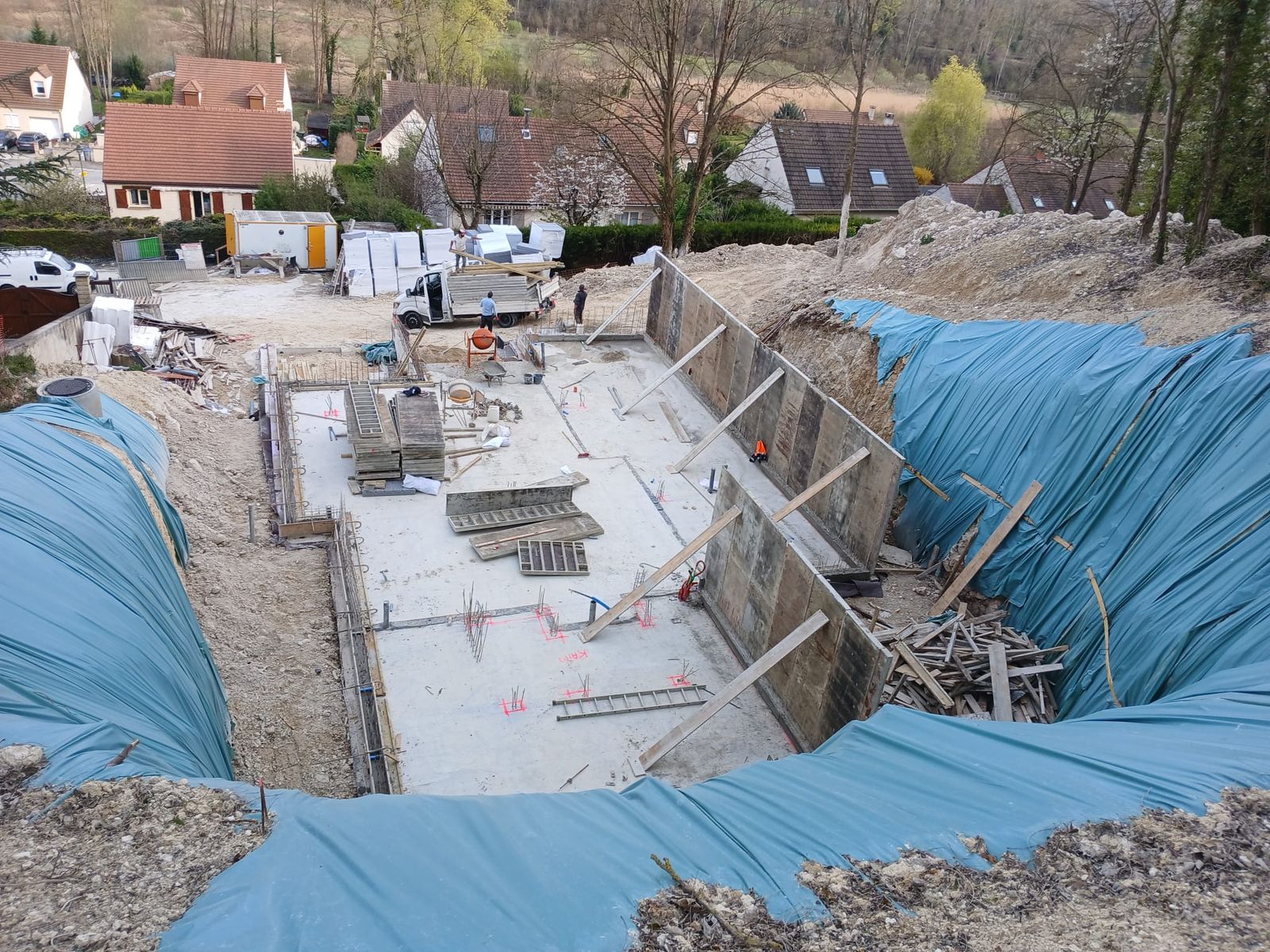 Travaux de terrassement et de voirie sur un chantier de construction